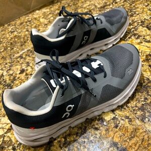 Women’s On Cloudrunner shoes. Great condition. Barely worn. Women’s size 9.5.